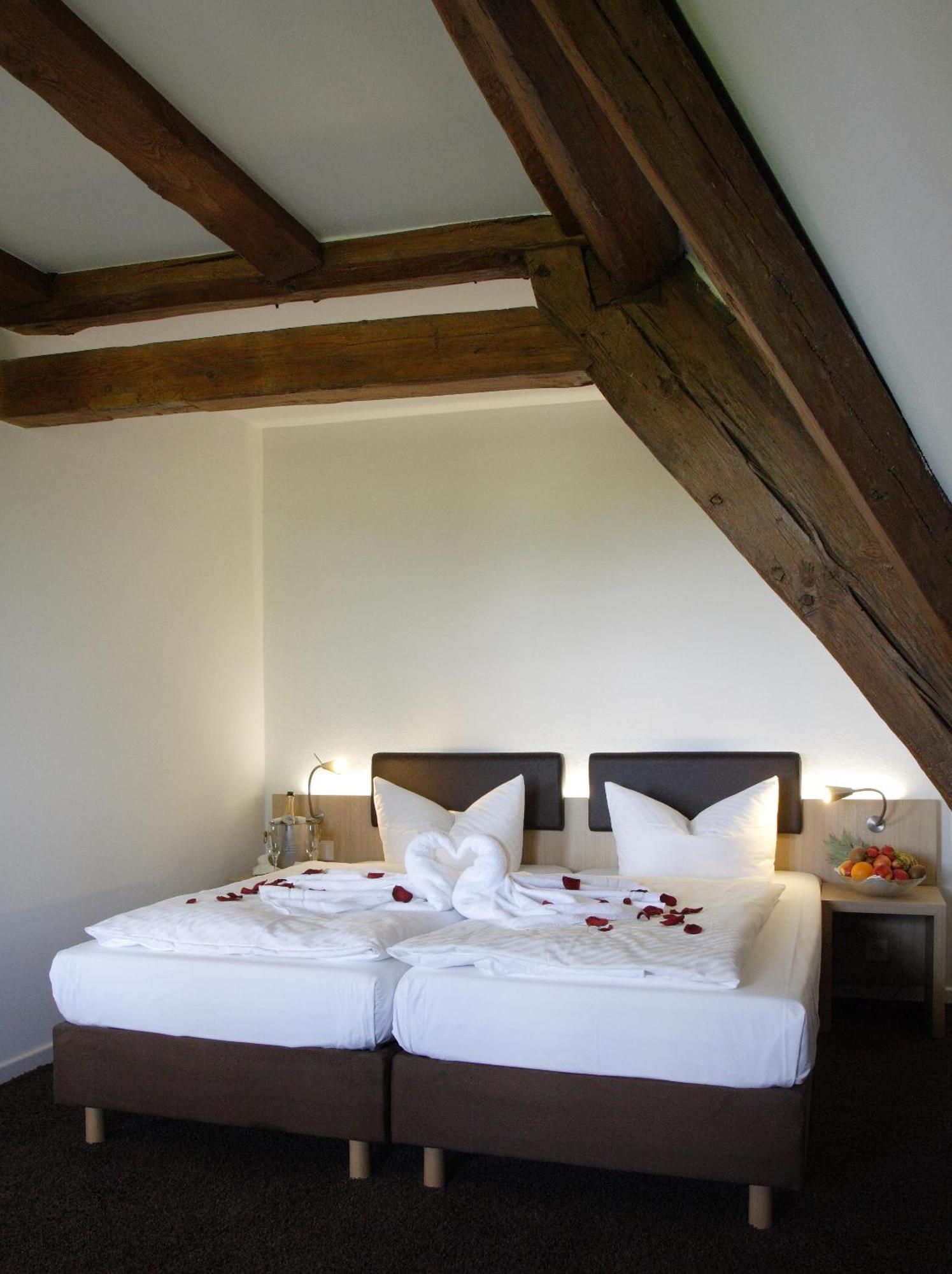 Hotel Hofgut Hohenkarpfen Hausen ob Verena Room photo